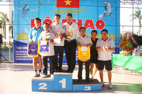 Trao giải cho các VĐV đoạt thứ hạng môn cầu lông