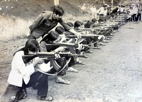 Phụ nữ Lộc Ninh tập luyện quân sự trong căn cứ kháng chiến.