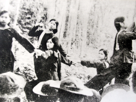 Văn công hát mừng chiến thắng trong căn cứ.