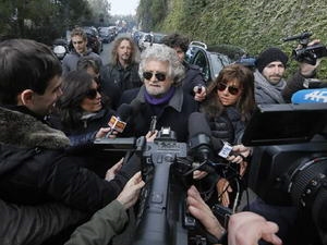 Lãnh đạo đảng Phong trào 5 sao, danh hài Beppe Grillo trong vòng vây của báo chí Italy.