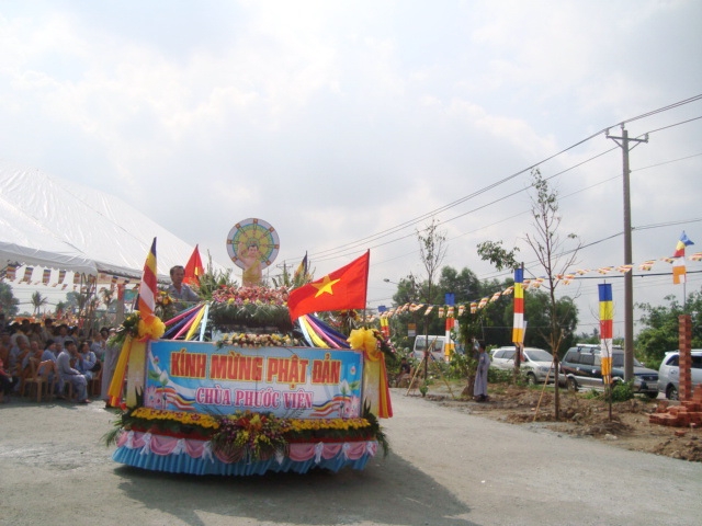 Diễu hành xe hoa mừng Phật đản 2013