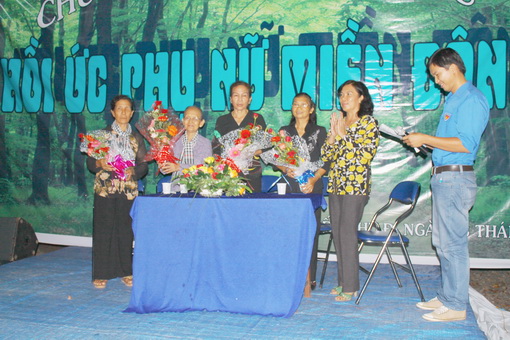 Giao lưu với các cán bộ nữ nòng cốt của Khu Đông Nam bộ