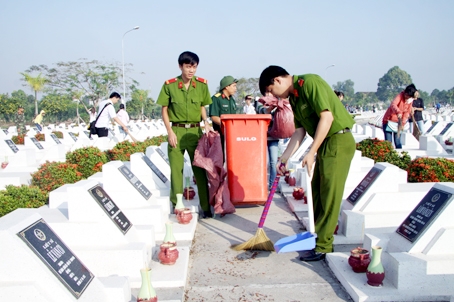 Đoàn viên thanh niên Công an tỉnh tham gia ngày thứ 7 tình nguyện tại Nghĩa trang liệt sĩ tỉnh. Ảnh: C. NGHĨA