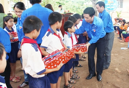 Thăm và tặng quà các em học sinh Trường tiểu học Lê Thị Hồng Gấm