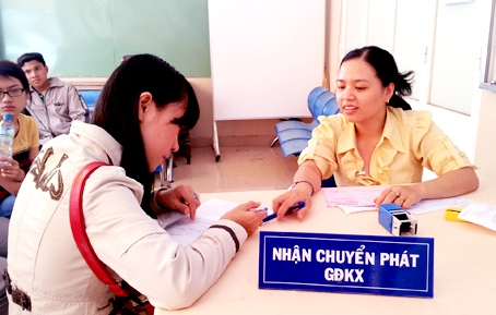 Chuyển giấy đăng ký xe về nhà qua đường bưu điện của Phòng Cảnh sát giao thông đang được nhiều người lựa chọn. Ảnh: N. Thư