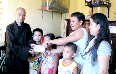 Đại đức Thích Huệ Khai tặng quà cho người dân trong chuyến thăm Trường Sa.