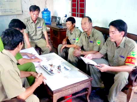 Anh Nguyễn Công Phúc (bìa phải) đang báo cáo tình hình an ninh trật tự khu phố trong buổi giao ban với cảnh sát khu vực.