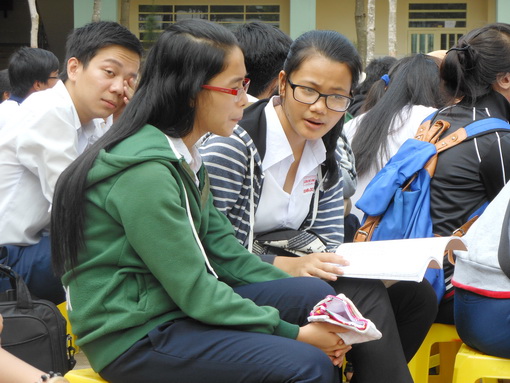 Thí sinh Trường THPT chuyên Lương Thế Vinh tranh thủ trao đổi bài trong giờ khai mạc