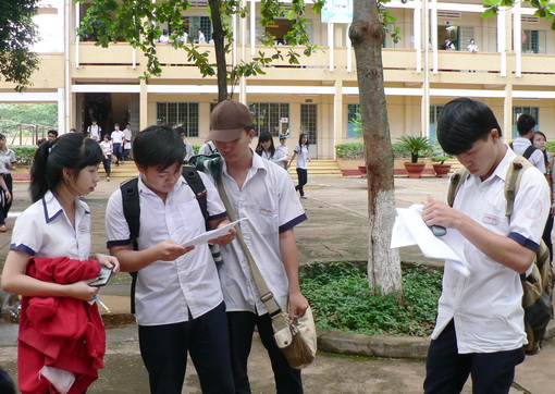 ảnh 1, thí sinh trao đổi sau giờ làm bài thi môn Hóa học tại HĐT Xuân Lộc (Trường THPT Xuân Lộc, huyện Xuân Lộc)