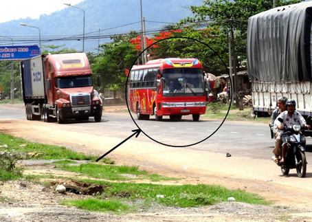 Đoạn cuối Quốc lộ 1 giáp Đồng Nai với Bình Thuận rất cần tăng cường tuần tra kiểm soát để phòng ngừa tai nạn. (ảnh chụp lúc 10 giờ 31  ngày 16-5-2013). Ảnh: T.TOÀN