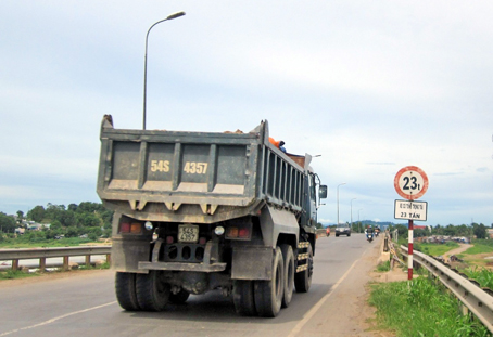 Kiên quyết hạ tải các xe chở bauxite quá tải