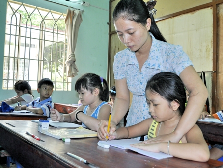 Chuẩn bị vào lớp 1, nhiều phụ huynh đăng ký cho con em mình tới các lớp luyện chữ đẹp. (Ảnh chụp tại một trung tâm luyện chữ đẹp cho trẻ ở phường Quyết Thắng, TP.Biên Hòa). Ảnh: V. Chính