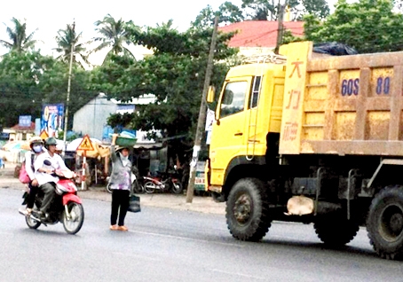 Người đi bộ sang quốc lộ 1, đoạn gần chợ Sặt (TP.Biên Hòa). Ảnh: K.Liễu