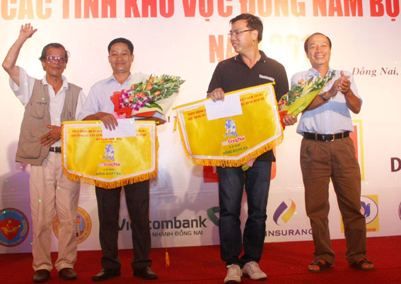 Tổng biên tập Báo Lâm Đồng Nguyễn Thanh Đạm (bìa trái) và Tổng biên tập Báo Long An Lê Công Đấu (bìa phải) trao giải cho 2 đội đồng hạng ba.