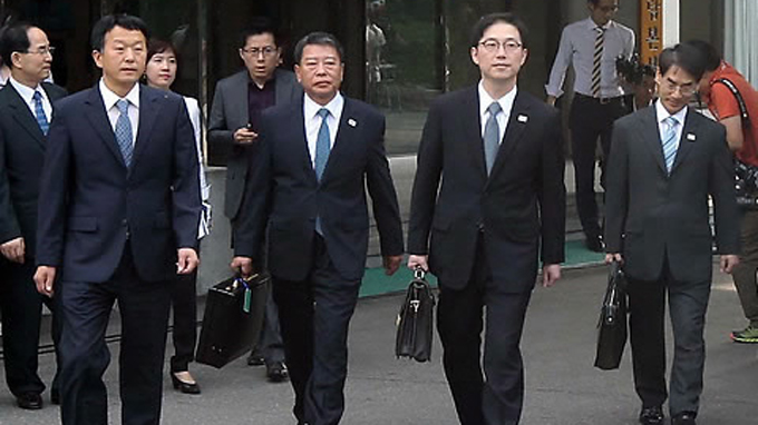 Đoàn chuyên viên Hàn Quốc do ông Chun Hae Sung (thứ 2 từ phải qua) làm trưởng đoàn đi đến làng đình chiến Bàn Môn Điếm để dự đối thoại cùng CHDCND Triều Tiên ngày 9-6 - Ảnh- Yonhap