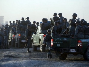 Cảnh sát Afghanistan bao vây sân bay Kabul.