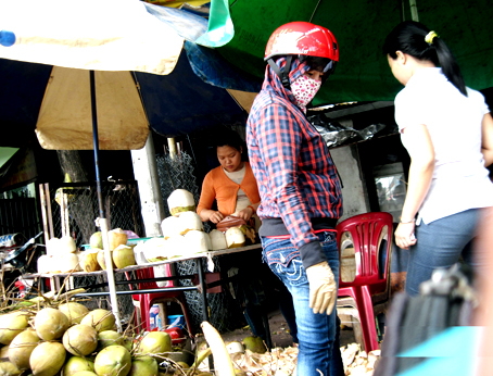 Một điểm bán dừa trước chợ tạm Tân Hiệp (phường Tân Hiệp, TP.Biên Hòa) sử dụng chất tẩy trắng.