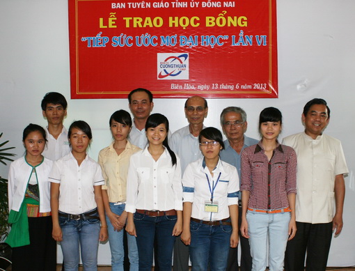 35 students receive scholarships