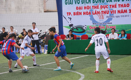 Trận đấu khai mạc giữa đội nữ ĐH Đồng Nai (sọc đỏ trắng) và đội nữ Công ty Ajinomoto