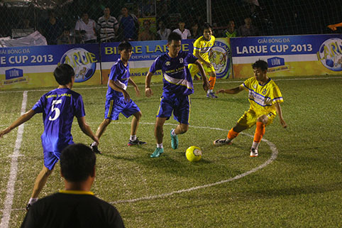 Pha tranh chấp bóng giữa Kim Hiền (áo vàng) với Hoàng Dũng FC