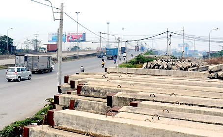 Bãi nguyên vật liệu của Công ty cổ phần đầu tư và xây dựng cầu Đồng Nai (thuộc Tổng công ty xây dựng số 1) đã nằm chờ thi công phần nút giao ngã tư Vũng Tàu nhiều năm nay.