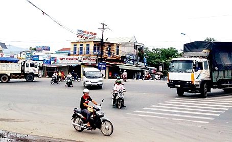 Hàng ngày, các phương tiện qua lại trên quốc lộ 51, đoạn dẫn vào kho ngoại quan (phường Long Bình Tân, TP.Biên Hòa) rất lộn xộn và nguy hiểm.