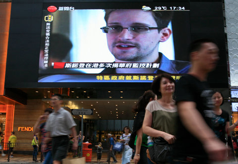 Bản tin về Snowden tại một màn hình ở trung tâm thương mại của Hong Kong.