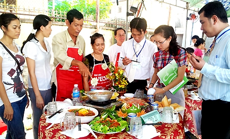 Một gia đình tham gia chế biến món ăn trong liên hoan ẩm thực do TP. Biên Hòa tổ chức nhân Ngày Gia đình 28-6-2013.