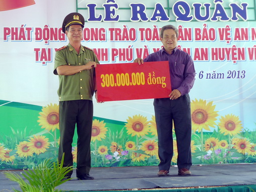 Thiếu tướng Nguyển Văn Khánh trao 300 triệu đồng cho UBMTTQ huyện Vĩnh Cửu xây 10 căn nhà Đại đoàn kết tặng người nghèo.