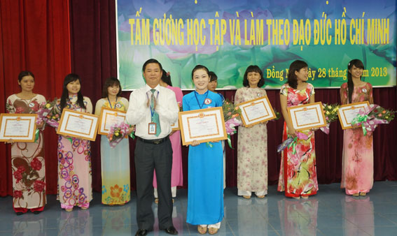 Tiến sĩ Nguyễn Văn Thanh, bí thư Đảng bộ, Phó hiệu trưởng Trường đại học Đồng Nai trao giải nhất cho thí sinh Nguyễn Ngọc Trúc Quỳnh.