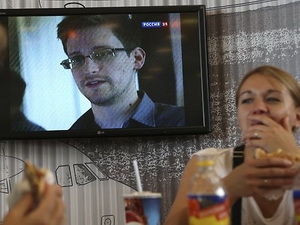 Hành khách vừa ngồi đợi ở sân bay Sheremetyevo vừa nghe tin tức về Edwards Snowden (Nguồn: AFP)