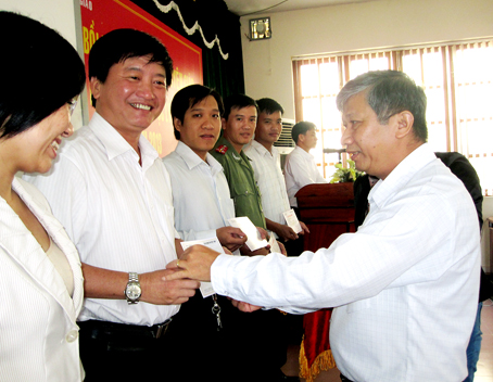 Đồng chí Đặng Mạnh Trung, Phó trưởng ban thường trực Ban Tuyên giáo Tỉnh ủy trao giấy chứng nhận cho các học viên.