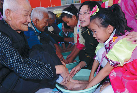 Trung Quốc ban hành luật bắt con cái phải thăm nom bố mẹ già