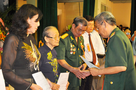  Đại diện Trung ương Hội Hỗ trợ gia đình liệt sĩ Việt Nam trao giấy chứng nhận hội viên.