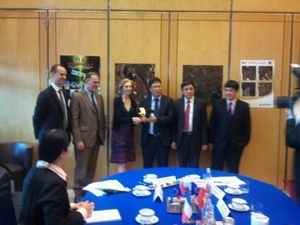 Minister of Foreign Trade Nicole Bricq, Astrium and Vietnamese delegates at the event.