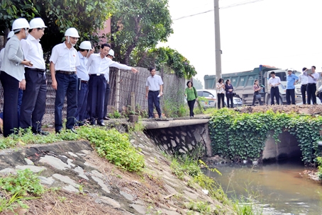 Đoàn công tác đang kiểm tra Rạch Bùn ở phường An Bình (TP.Biên Hòa), một trong những nơi dẫn nguồn nước thải từ KCN Biên Hòa 1 ra sông Đồng Nai. Ảnh: V.Nam