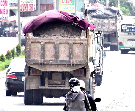 Xe ben quá tải phóng nhanh trên quốc lộ 51, đoạn qua phường Long Bình Tân (TP.Biên Hòa).