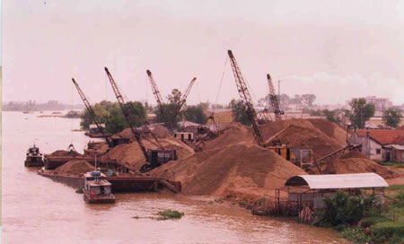 Illegal sand mining is rampant along the Dong Nai River in southern Dong Nai Province, the country's longest inland river. It has caused many problems for local residents, particularly erosion which threatens their houses