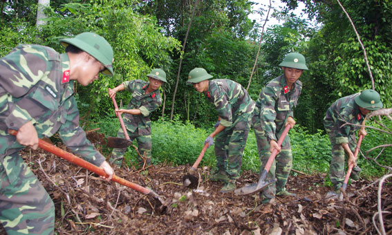 Giúp dân đào đắp làm mới 2,5 km đường