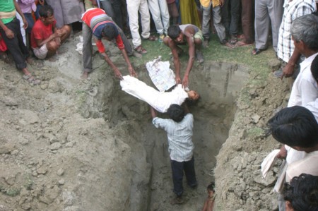 Vụ ngộ độc tại Ấn Độ: 27 học sinh tử nạn, nghi bị đầu độc