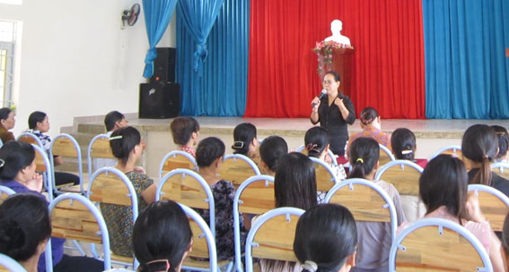 Tuyên truyền pháp luật cho hội viên phụ nữ xã Bình Sơn