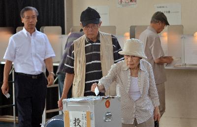 Cử tri Nhật Bản bỏ phiếu tại một địa điểm bầu cử ở Tokyo. Ảnh: AFP-TTXVN