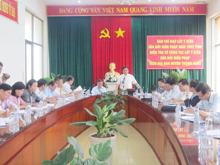 Đồng chí Huỳnh Văn Tới phát biểu tại cuộc họp.  