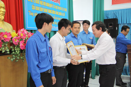 Phó chủ tịch UBND tỉnh Nguyễn Thành Trí trao bằng khen cho 3 tập thể