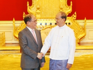 Chủ tịch Quốc hội Nguyễn Sinh Hùng chào xã giao Tổng thống Mianma U Thein Sein. Ảnh: TTXVN