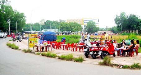 Hàng quán “bao vây” phần đất thuộc Khu liên hợp thể dục - thể thao tỉnh.