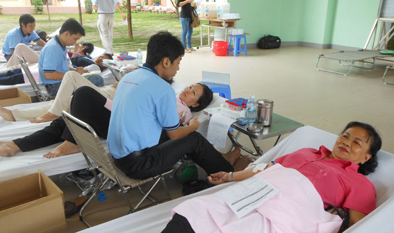 Chủ tịch Hội Chữ thập đỏ tỉnh Vương Thị Quyên (áo hồng) hiến máu mở đầu ngày hội