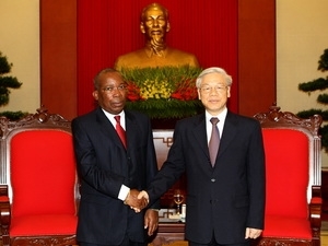 Party General Secretary Nguyen Phu Trong receives Filipe Paunde, Secretary General of FRELIMO 