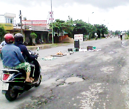 Để ngăn chặn tai nạn giao thông, người dân thị trấn Tân Phú phải đem vật dụng ra làm vật cản báo hiệu.