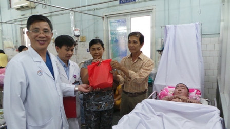 Deputy Director of Cho Ray Hospital gives donation to Trieu.